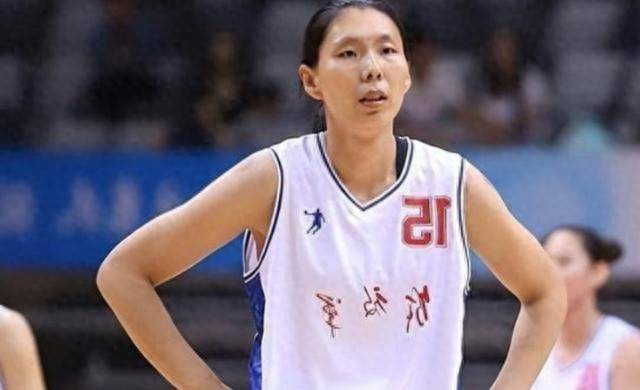 43岁女篮前队长陈楠现状：嫁2米04青梅竹马，生娃后隐退