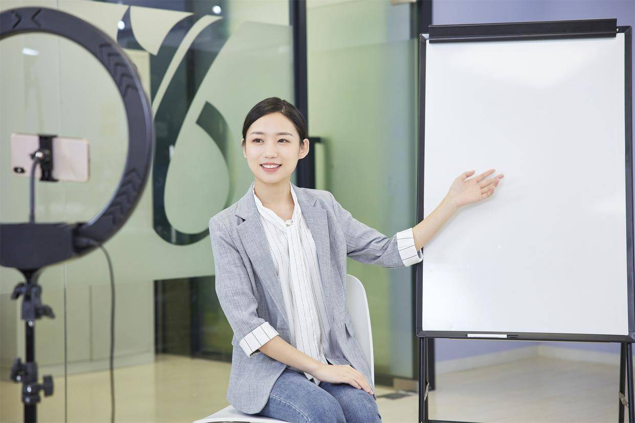 东鲁中学男生因女同桌送的手绘画 遭同学结伙围
