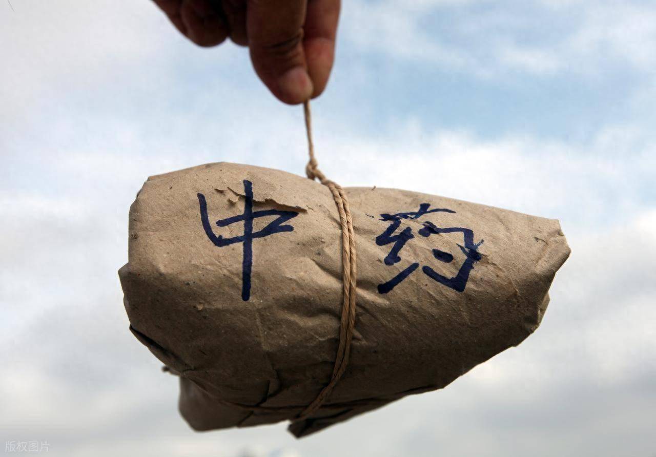 血瘀的人舌下青筋粗紫，但瘀在头上还是瘀在心上，症状完全不一样