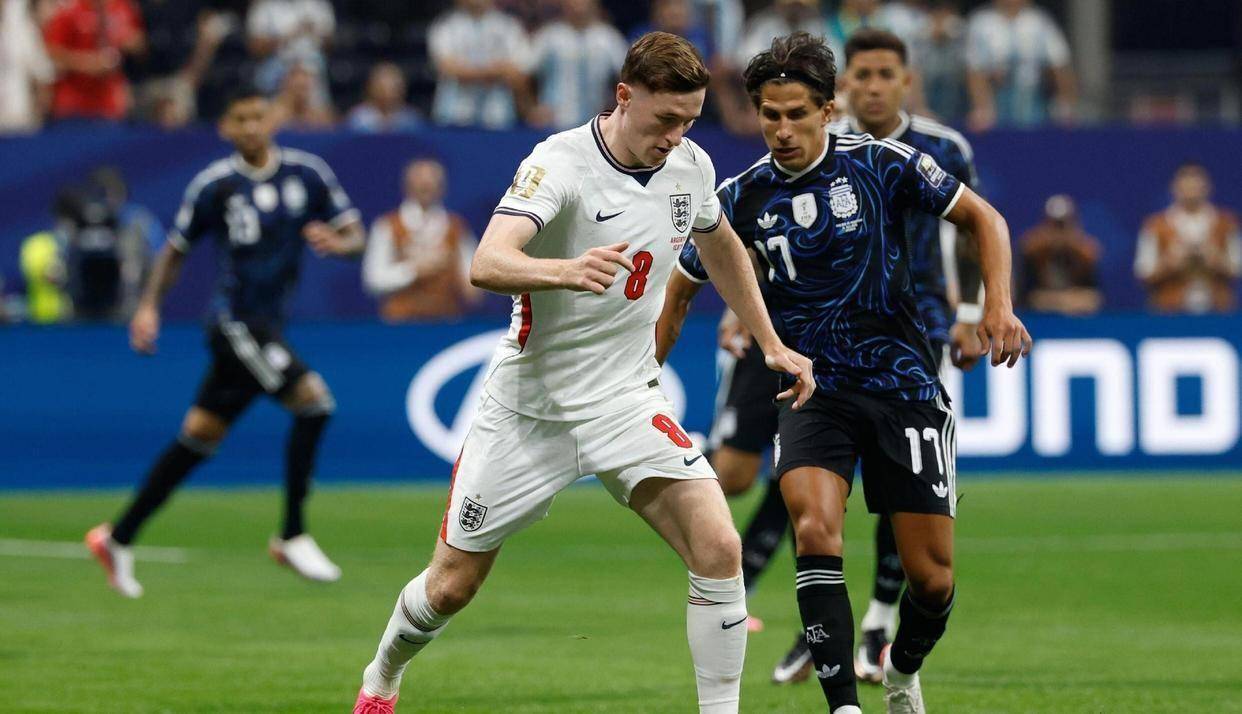 2-1!世界杯激情一夜:阿根廷逆转取胜,梅西书写历史,英格兰争夺第三名_决赛_犯规_比赛