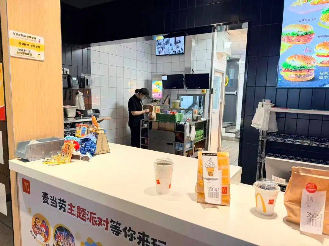 女子称麦当劳店员疑向可乐吐口水 店员否认后称是吹可乐泡沫(图4) 文章配图-1