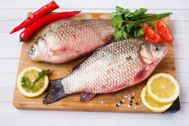 原创            痛风与吃鱼有关？医生劝告：尿酸高的人，平时饮食避免“3细节”