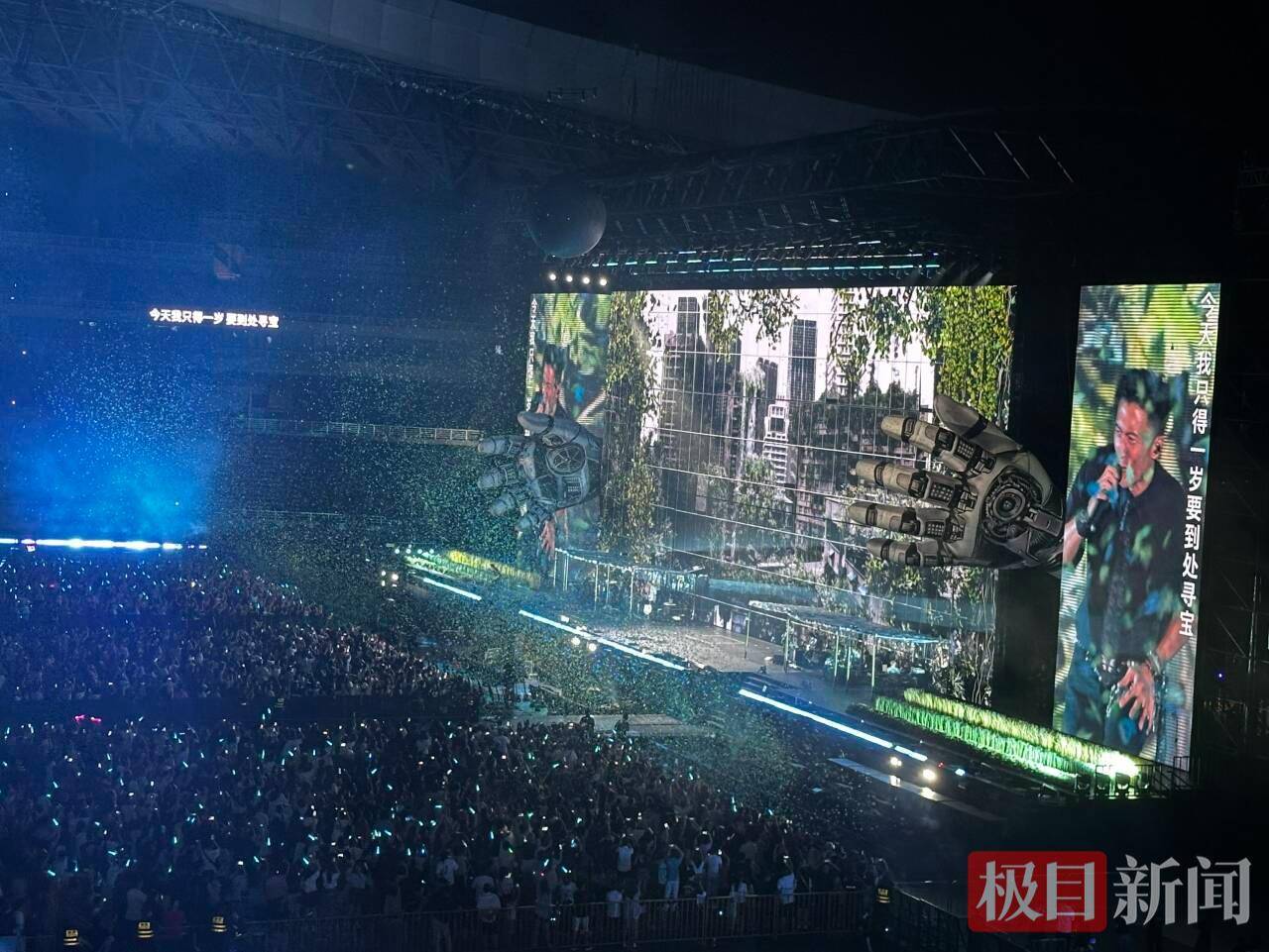 谢霆锋青岛演唱会圆满结束，连唱两个多小时只喝了一次水，结尾曲开唱前，他指着天空说“谢谢”