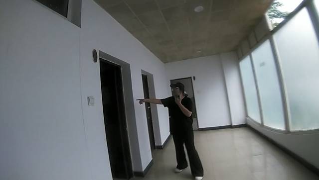 17岁女生在公厕发现一个文件袋，打开后直接报警！老爸：她这样做一点不意外