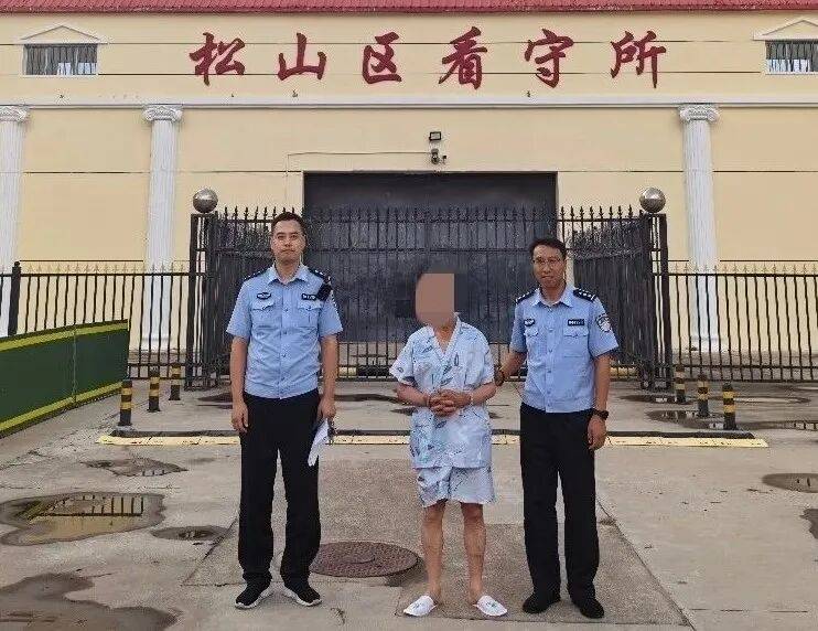 救命现场变追逃现场！赤峰警方救下热射病老人，竟发现其潜逃16年
