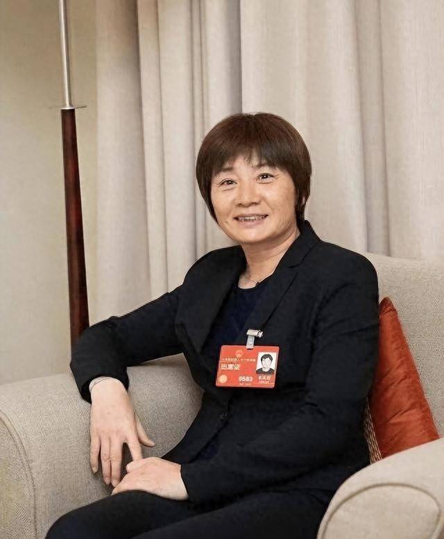 曾是中国女足主帅，嫁给师兄后丁克至今，如今丈夫是上海女足领队