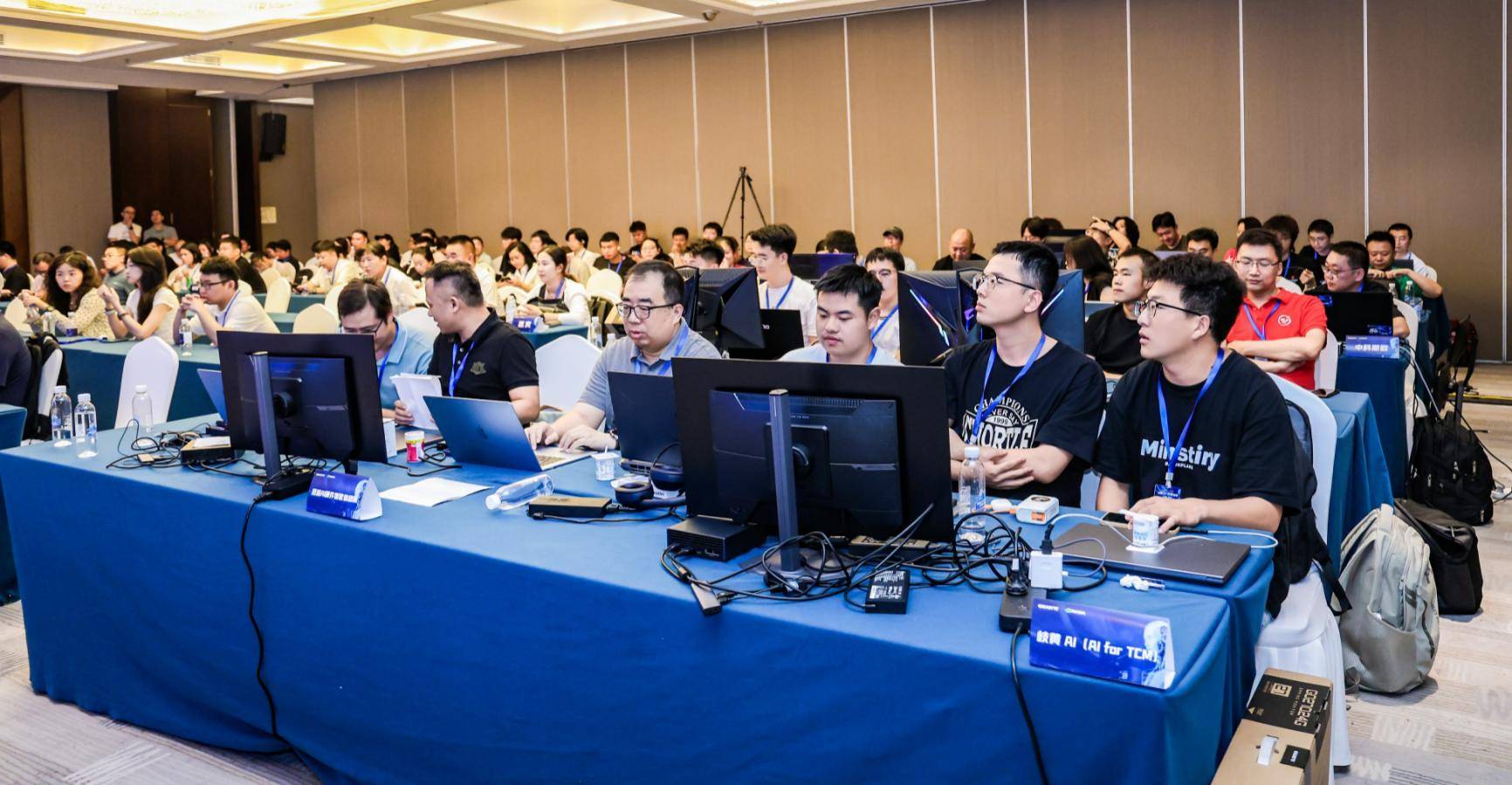不用云端不泄密！技嘉 ATOM 桌面算力，让 AI 真正落地