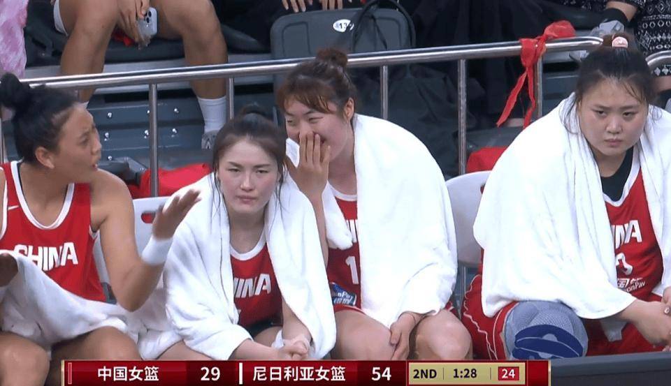 中国女篮惨负尼日利亚，最大分差31分，罗欣棫替补席一笑惹争议