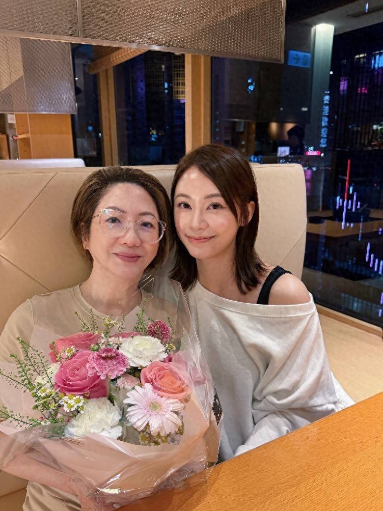 TVB力捧小花罕晒70岁妈妈近照，网民惊呼像40岁