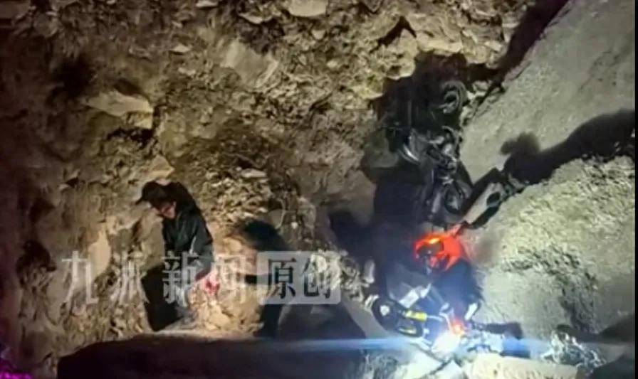 四川两男子夜骑坠入深坑