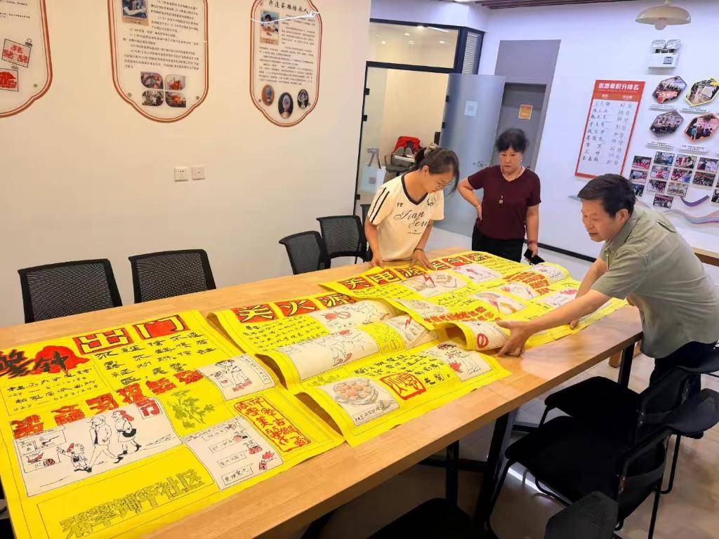 72岁老人手绘安全字画送社区：哪怕有一个人记住，我就没白画