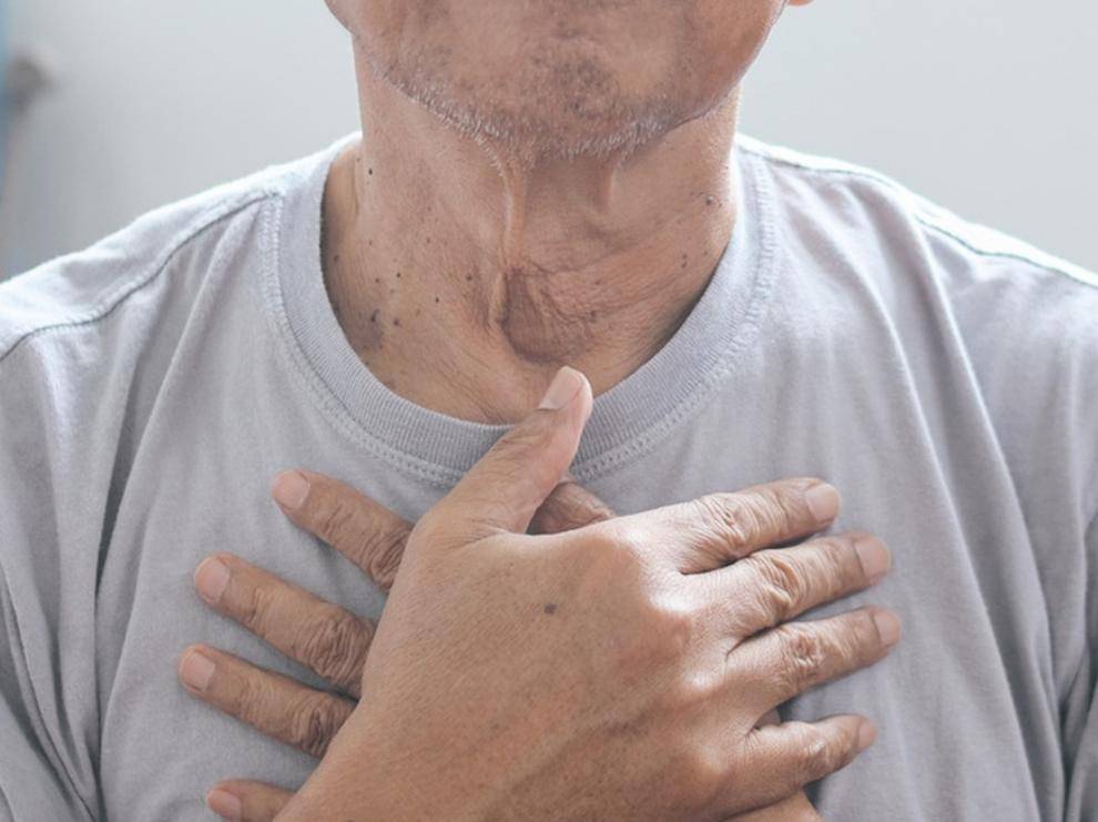 原创            食管一旦开始癌变，身体会发出三次“预告”，这些感觉骗不了人