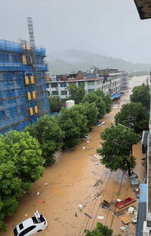 福鼎遭遇强降雨全市停工（业）、停产、停课、休市，居民称部分区域沿街门面被淹，当地正积极开展抢险排涝工作