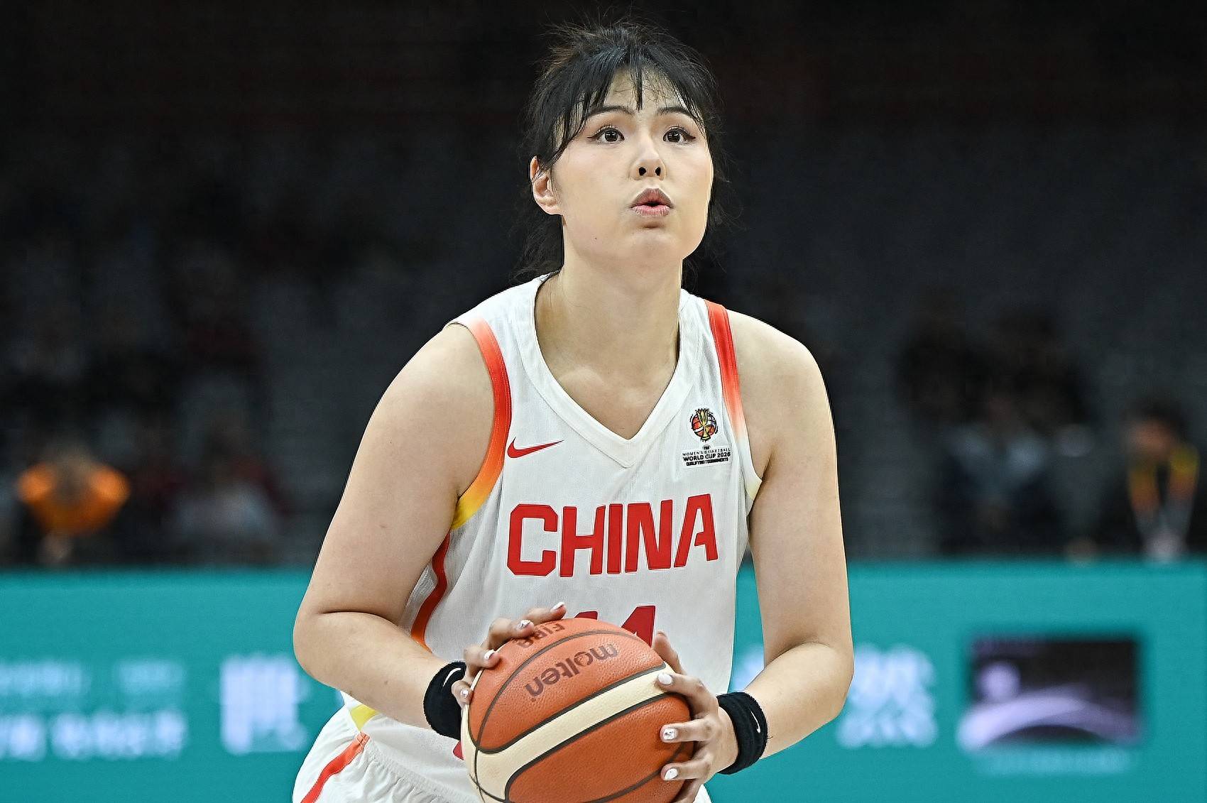 中国女篮世界杯天崩开局！两主力同时遇险，女篮三塔王牌阵容作废