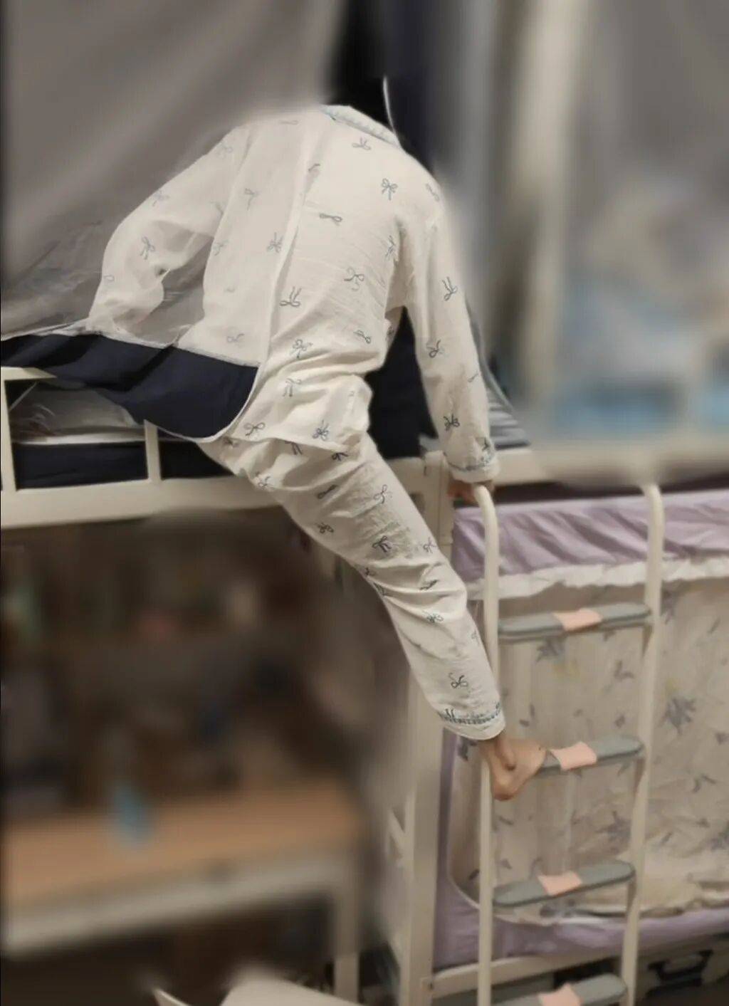 云南一高校被吐槽宿舍床铺设计不合理：上床靠轻功，下床靠胆量，惊险如跨栏，已有学生掉下来；校方回应：学校内部会研判，由领导决策