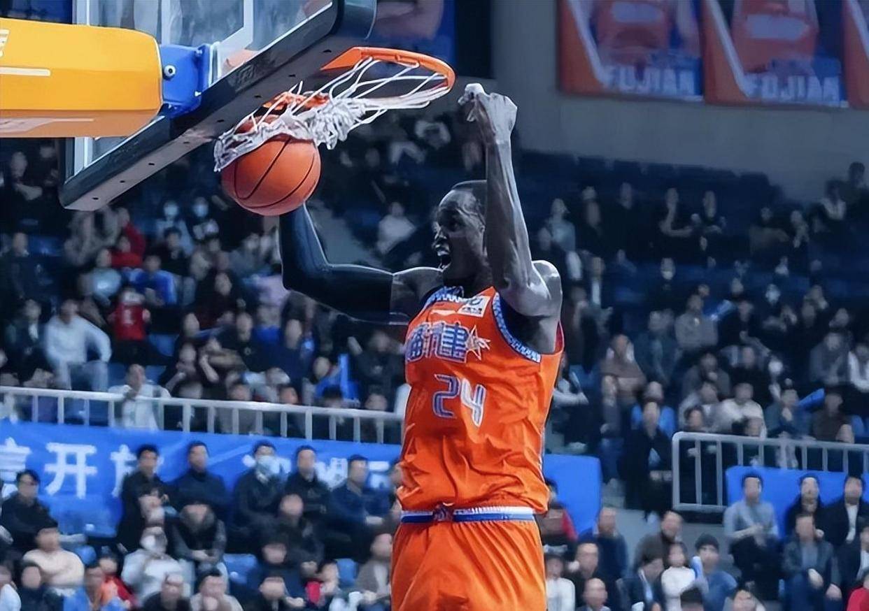 宏远最新消息！宏远险胜深圳杨溢MVP，大外援目标人选曝光，胡明轩出任中国男篮队长