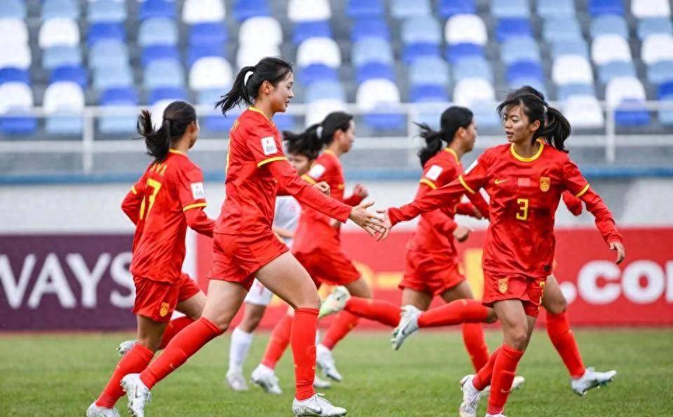 U20女足5比0开门红，中卫12分钟戴帽！更狠的是她家三人全进国队