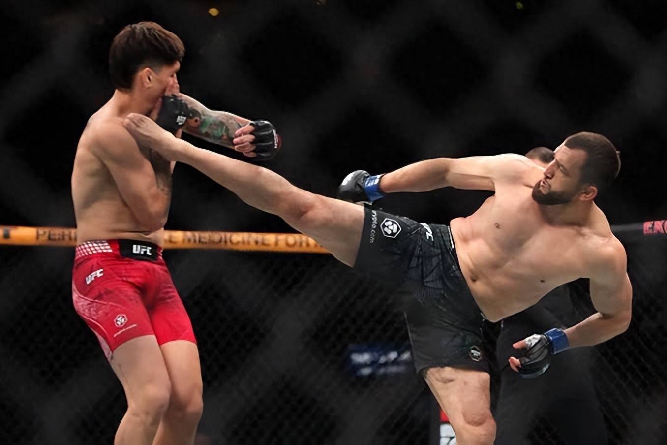 “散打沙皇”穆斯里穆再战UFC，败了！