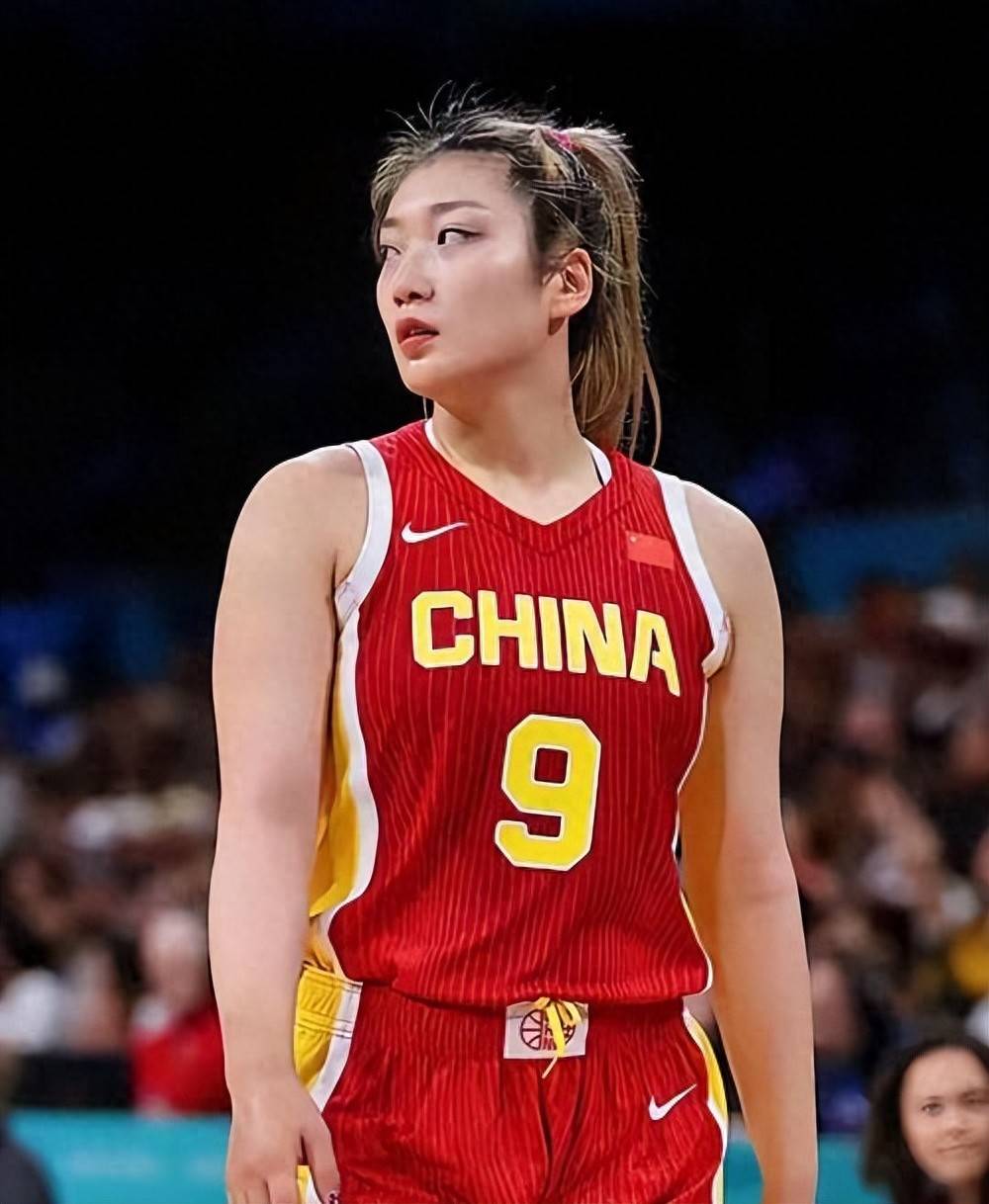 中国女篮冒出一个天才，1 米 89 的持球型前锋，终于等到李梦接班人