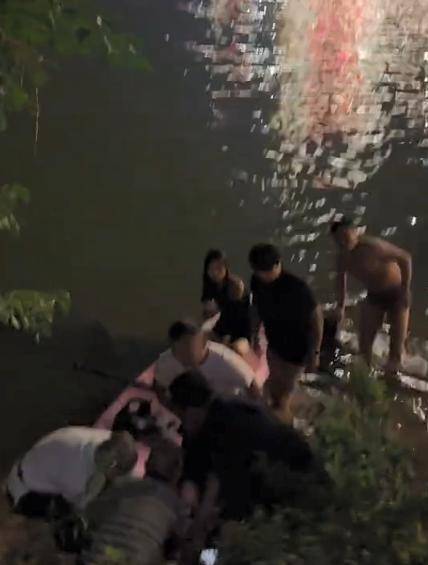 女子坠桥落水昏迷，餐馆老板和游泳教练合力将其救起，两人均有救生员证且此前都曾救过人