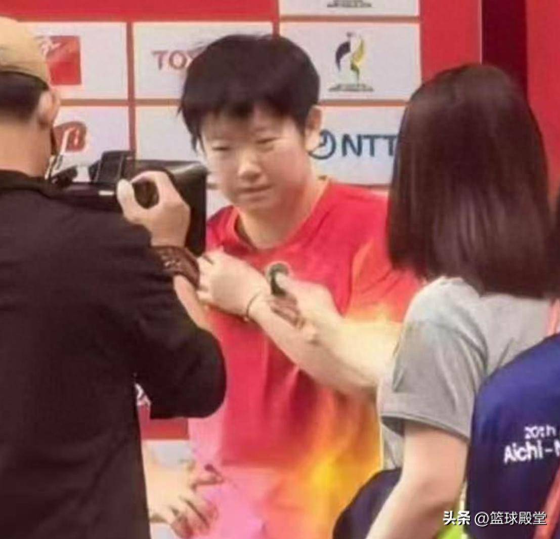 孙颖莎采访谁注意这两画面?表情狰狞不舒服,伤病影响太大了!