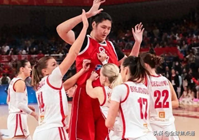中国女篮输球惹争议！韩国队当面嘲讽，2米26张子宇遭质疑