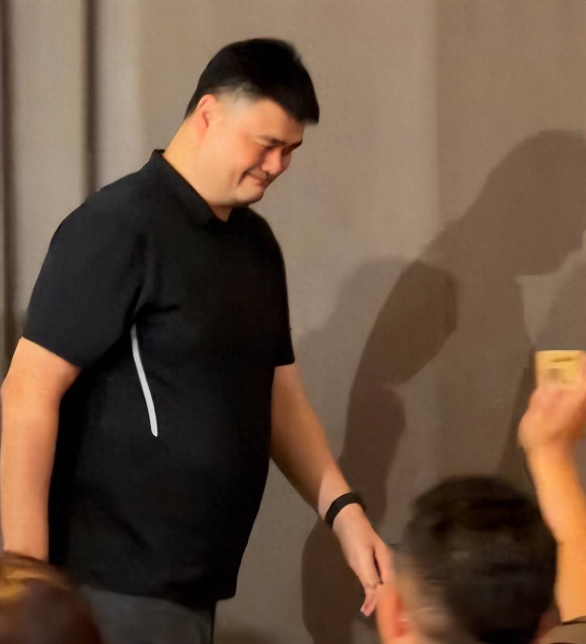 姚明带父母参加亲戚婚宴！父子俩喝到满脸通红，手拿香烟毫无架子