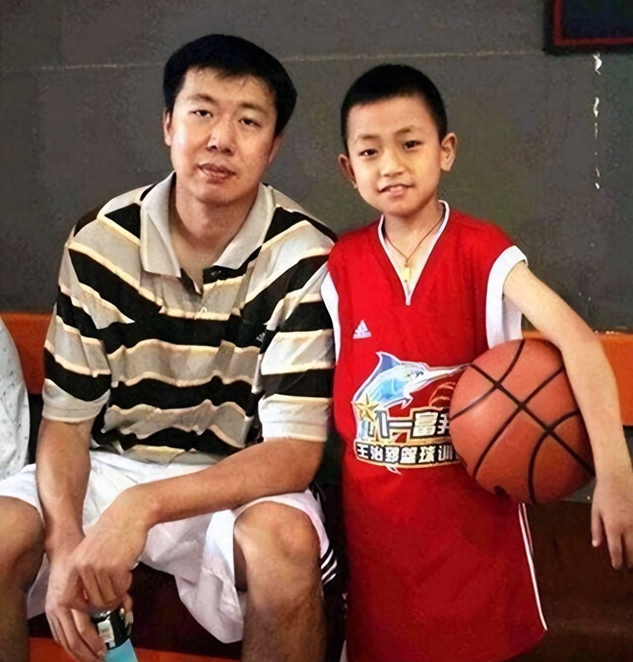王治郅:中国进NBA第一人,再婚小13岁娇妻,儿子是篮坛小巨人