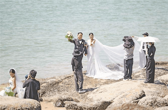 厦门海边婚纱照火出圈，国庆外地新人扎堆旅拍