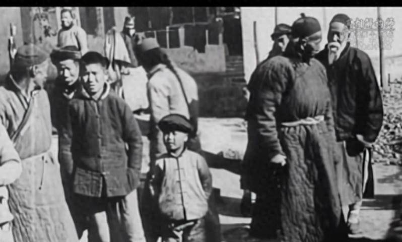 
        清朝灭亡了114年，也就两代人，为啥感觉和清朝隔了好几个世纪？
