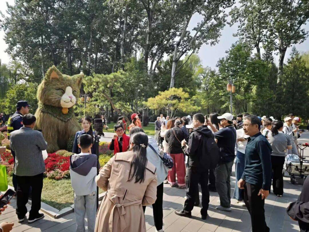 国庆假期北京公园游客超1381万人次,天坛颐和园成顶流(图2) 国庆假期北京公园游客超1381万人次,天坛颐和园成顶流(图2)