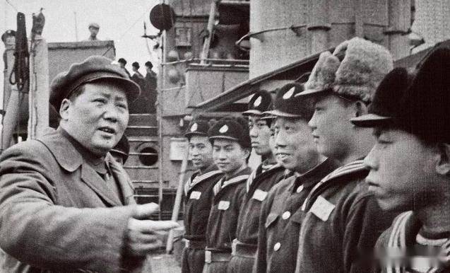 _1951年正月初一,毛主席专列夜宿保定郊外过夜,汪东兴下车查岗,竟看见4挺机枪枪口齐刷刷对准车厢_1951年正月初一,毛主席专列夜宿保定郊外过夜,汪东兴下车查岗,竟看见4挺机枪枪口齐刷刷对准车厢