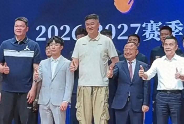 杜锋参加广东队出征仪式，胡明轩第一个和杜锋握手，没见周鹏