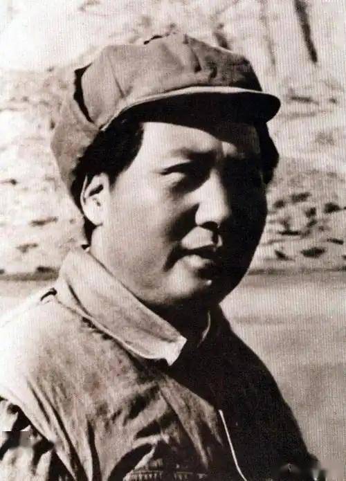 1951年正月初一,毛主席专列夜宿保定郊外过夜,汪东兴下车查岗,竟看见4挺机枪枪口齐刷刷对准车厢__1951年正月初一,毛主席专列夜宿保定郊外过夜,汪东兴下车查岗,竟看见4挺机枪枪口齐刷刷对准车厢