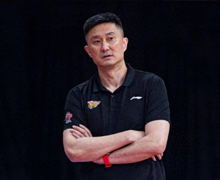 杜锋正式签约上任！新岗位亮相，联手心仪名帅，球迷满心期待