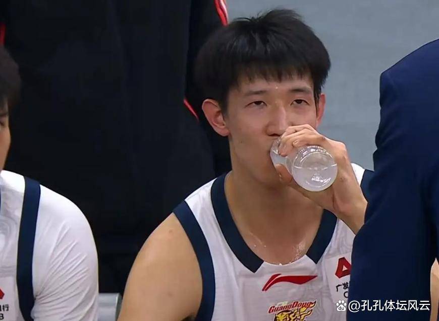 杜锋没冤枉人！广东2锋线差距，黄明依遭新帅怒批，张皓嘉坐稳轮换