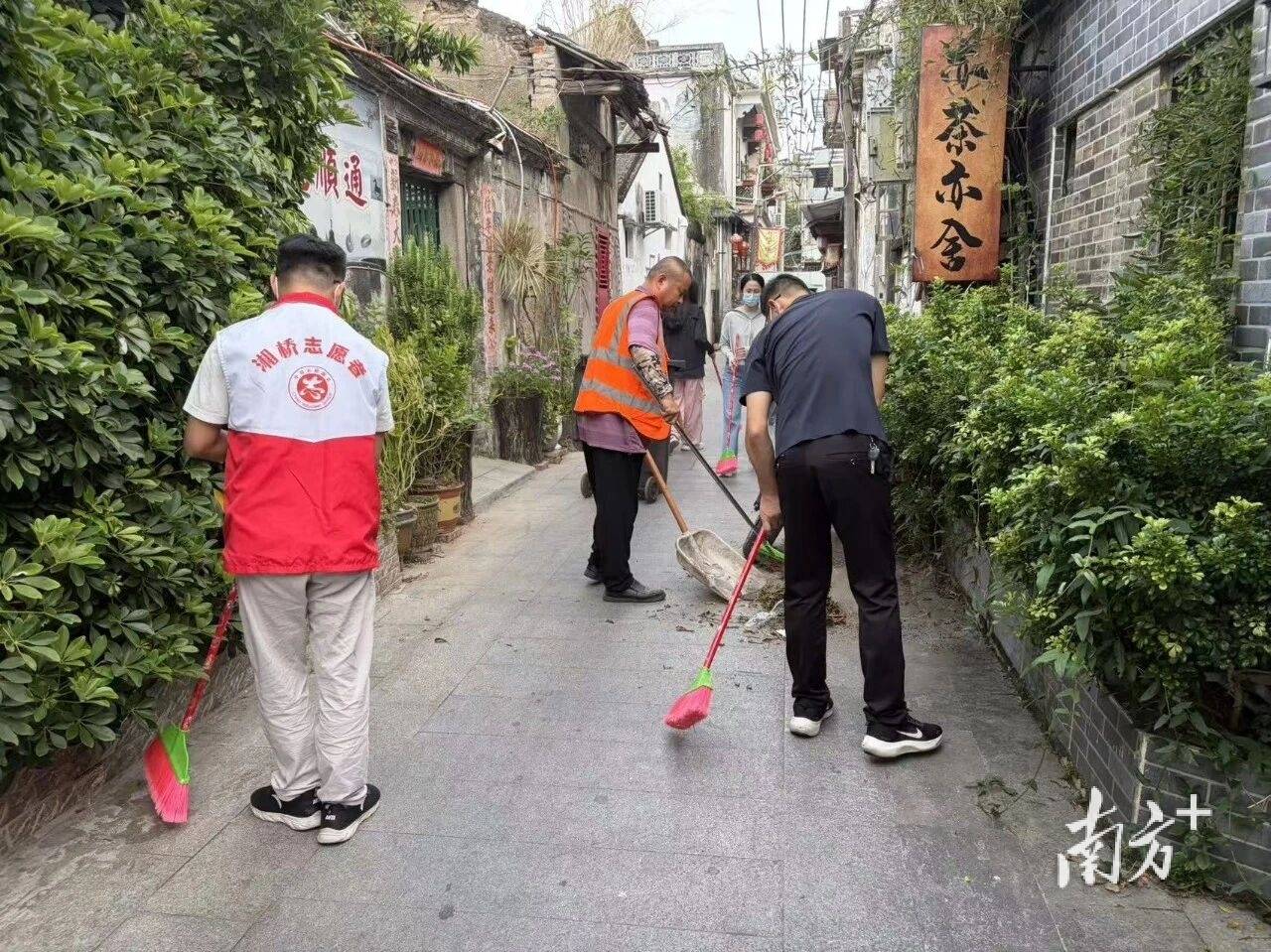 湘桥干群动手清死角、除积水，织密“两热”防护网