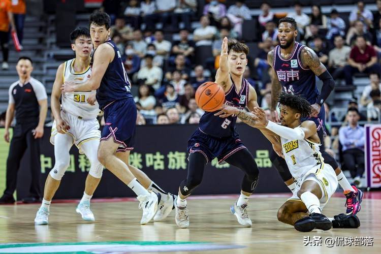 广东男篮首秀！徐杰和阿祖配合默契，弗格无愧FMVP，胡明轩拉胯