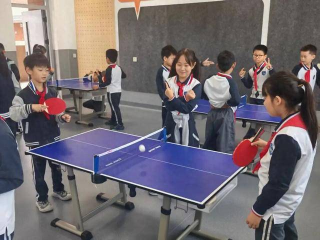 迷你球台摆进教室！崇明在全市率先推广“课桌小乒乓”