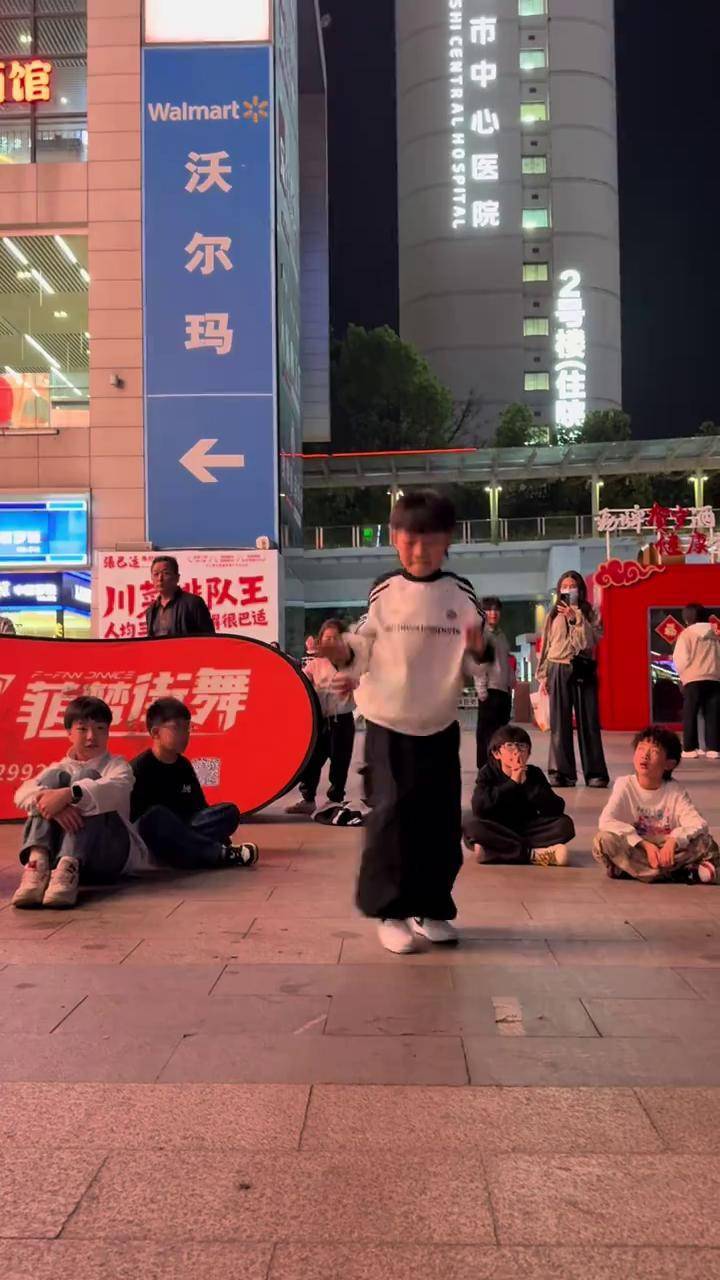Freestyle 3 黄石街舞 在武汉读书,每周六赶回来跳舞的谢俊彦小朋友!学习freestyle一年3个多月啦freestyle 你家孩子只会跳齐舞么?
