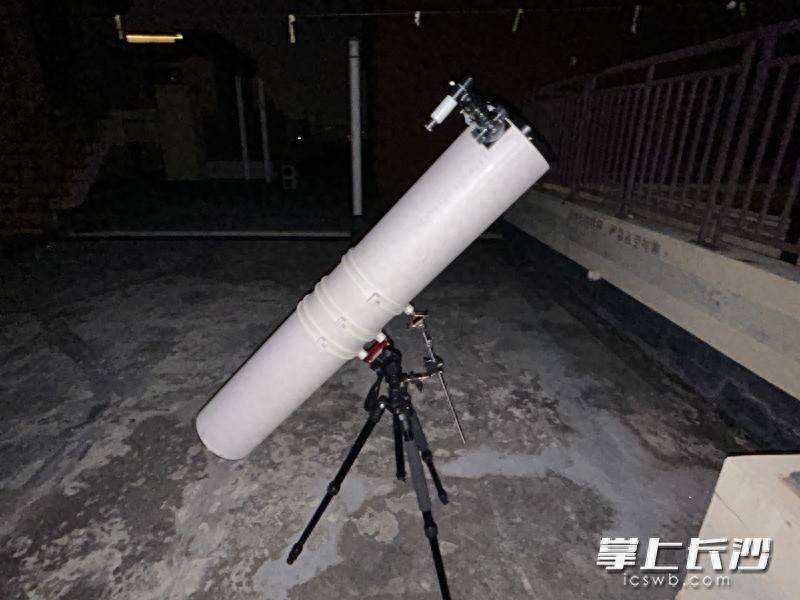 
            长沙初中地理教师“手搓”天文望远镜，可看清月亮的陨石坑