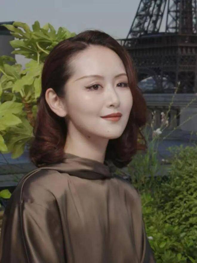 唯怡巴黎时装周:VOGUE对话陈都灵,演绎天然美的真实瞬间(图6) 唯怡巴黎时装周:VOGUE对话陈都灵,演绎天然美的真实瞬间(图6)