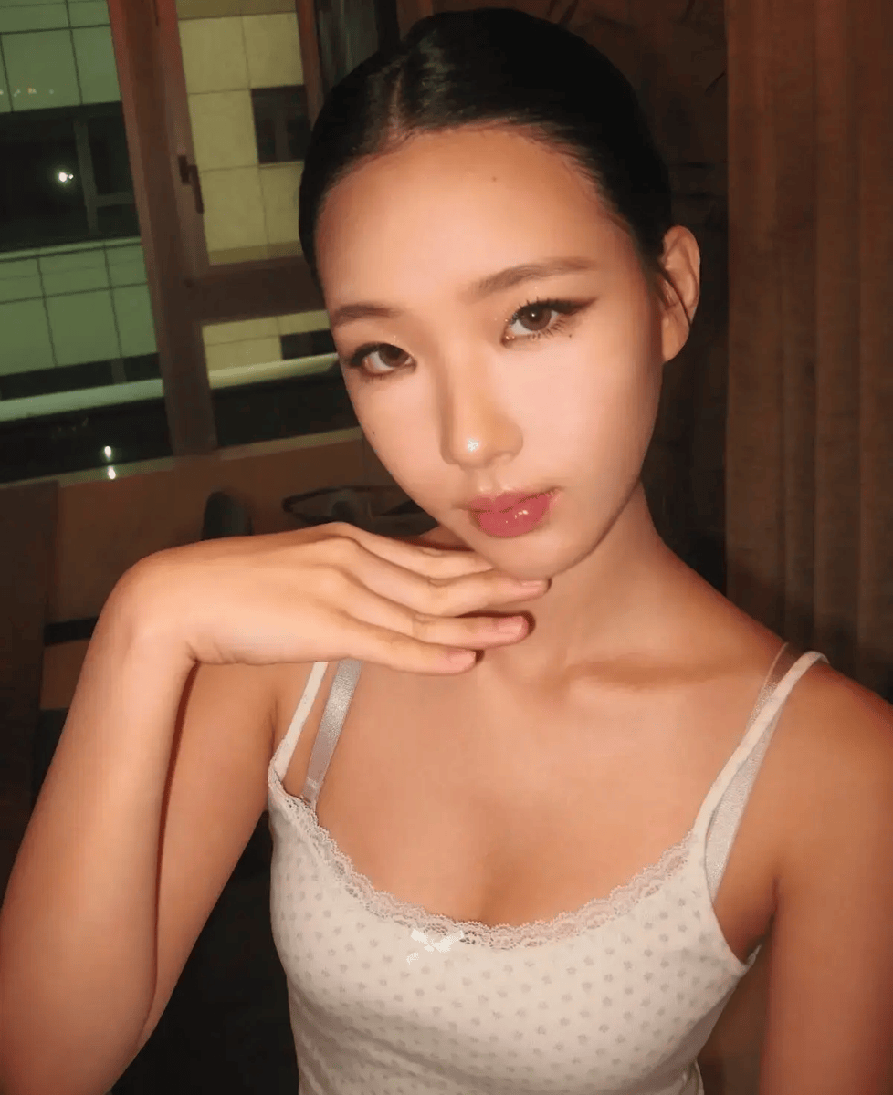 许曦文穿白色吊带居家服 韩风妆容又美又飒
