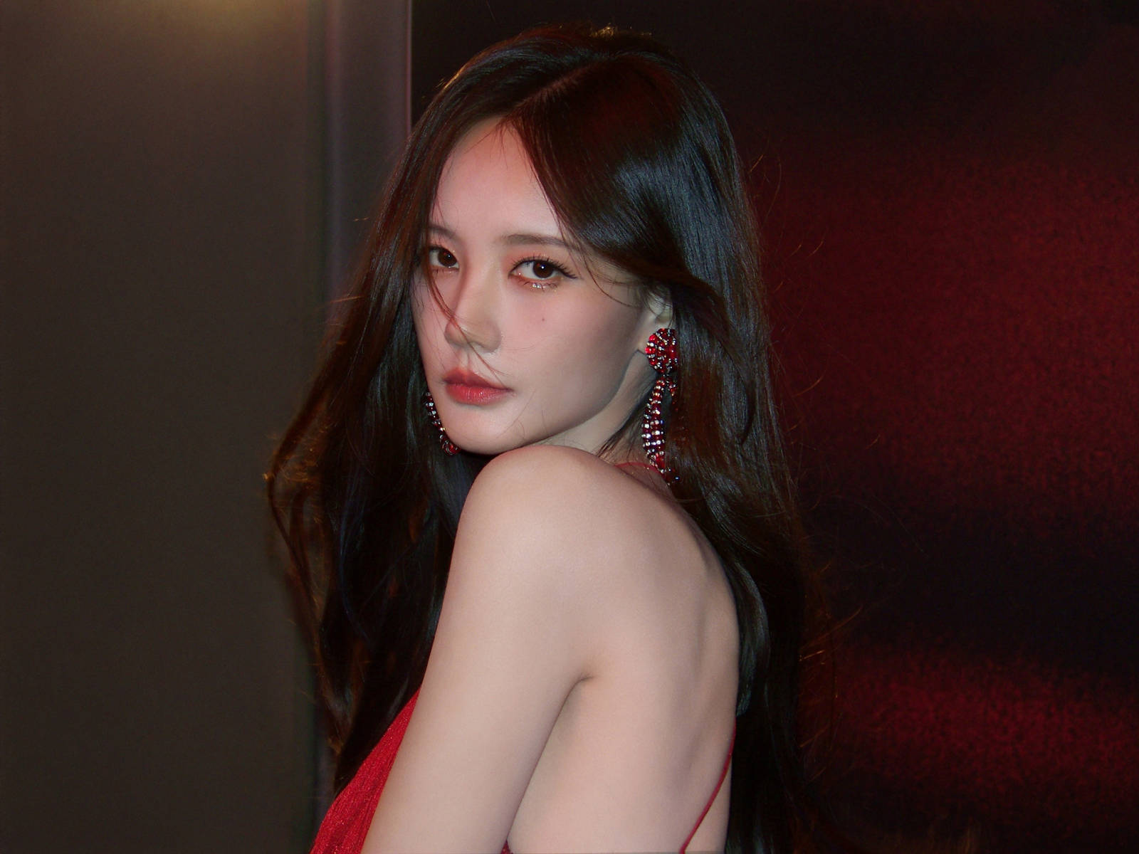 李一桐穿红色挂脖裙优美大方 单手捋头发英姿飒爽