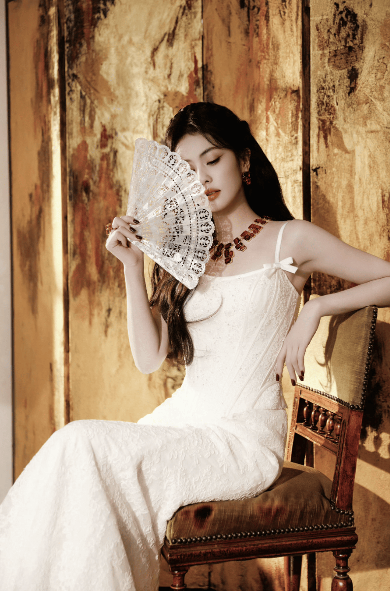 白鹿穿钻饰蕾丝礼裙秀窈窕身姿 公主气质温婉动人