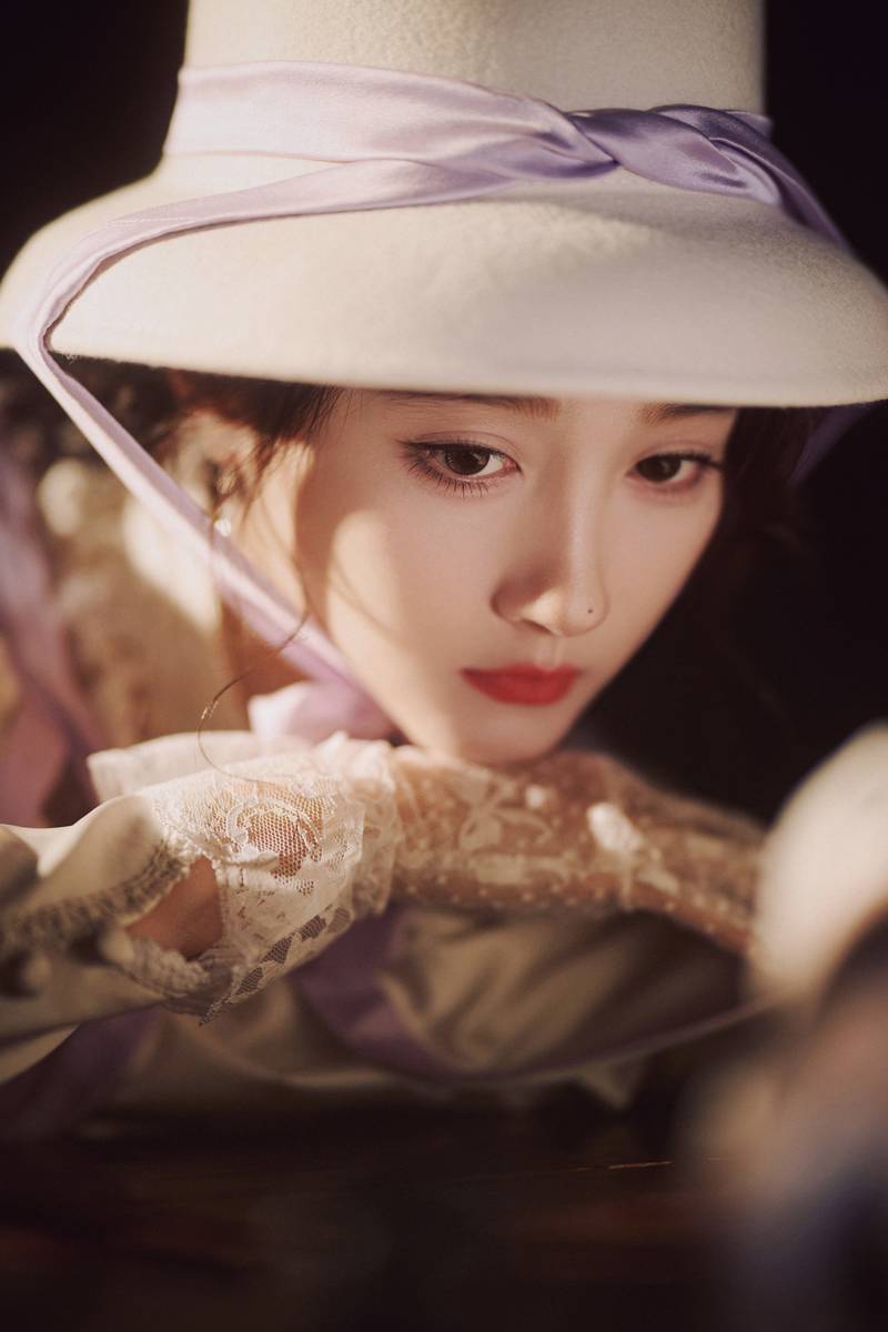 关晓彤令嫒洋装搭配圆顶弁冕 尽显相沿温婉气质