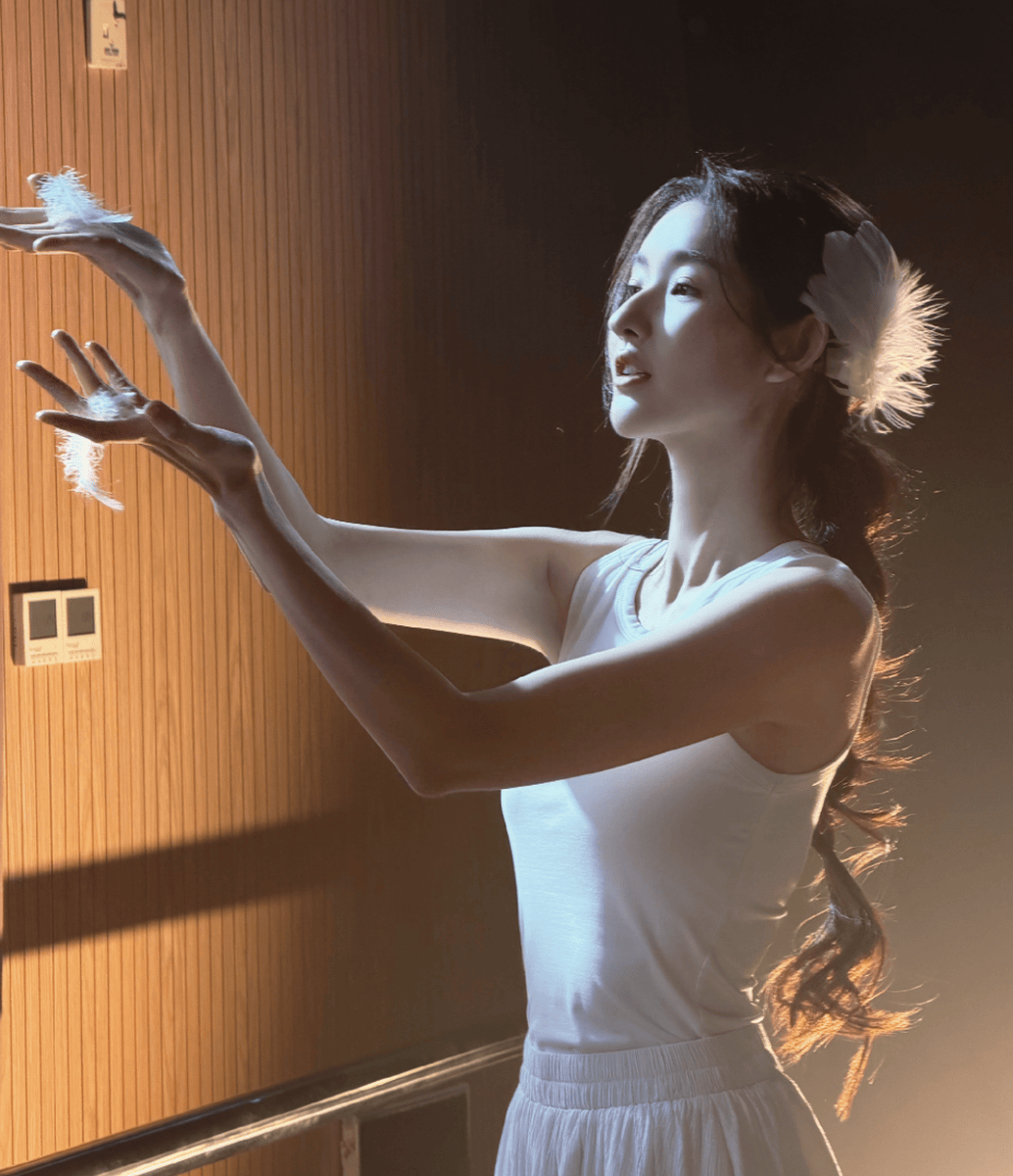 王玉雯白裙展现灵动舞姿 雏菊点缀温暖氛围