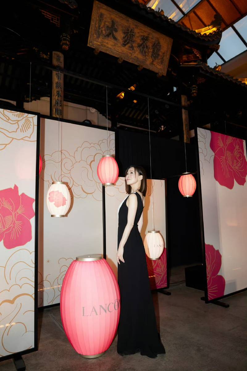 佘诗曼穿束身长裙身姿窈窕 出席游园会明媚又自信