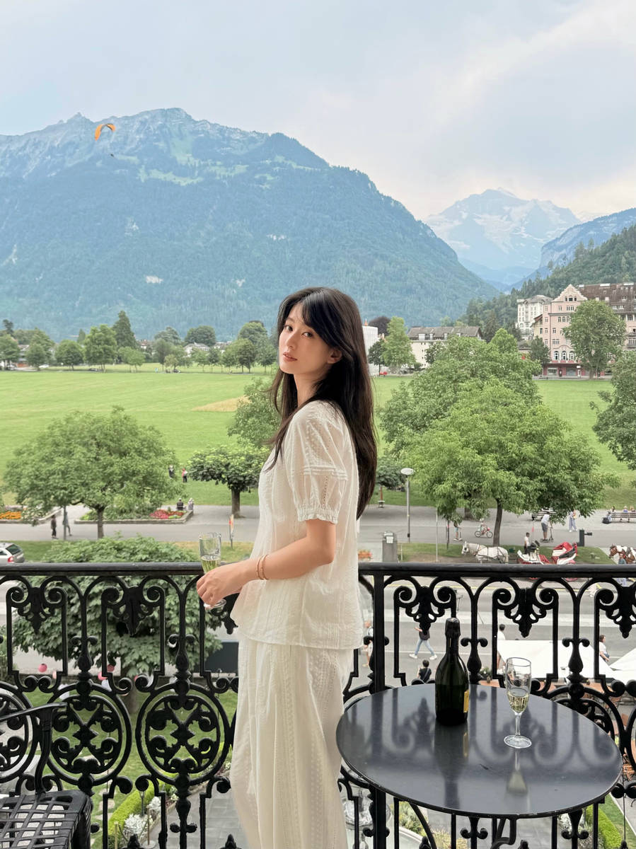 乔欣分享旅行美照 泳池里享受日光浴皮肤白到发光