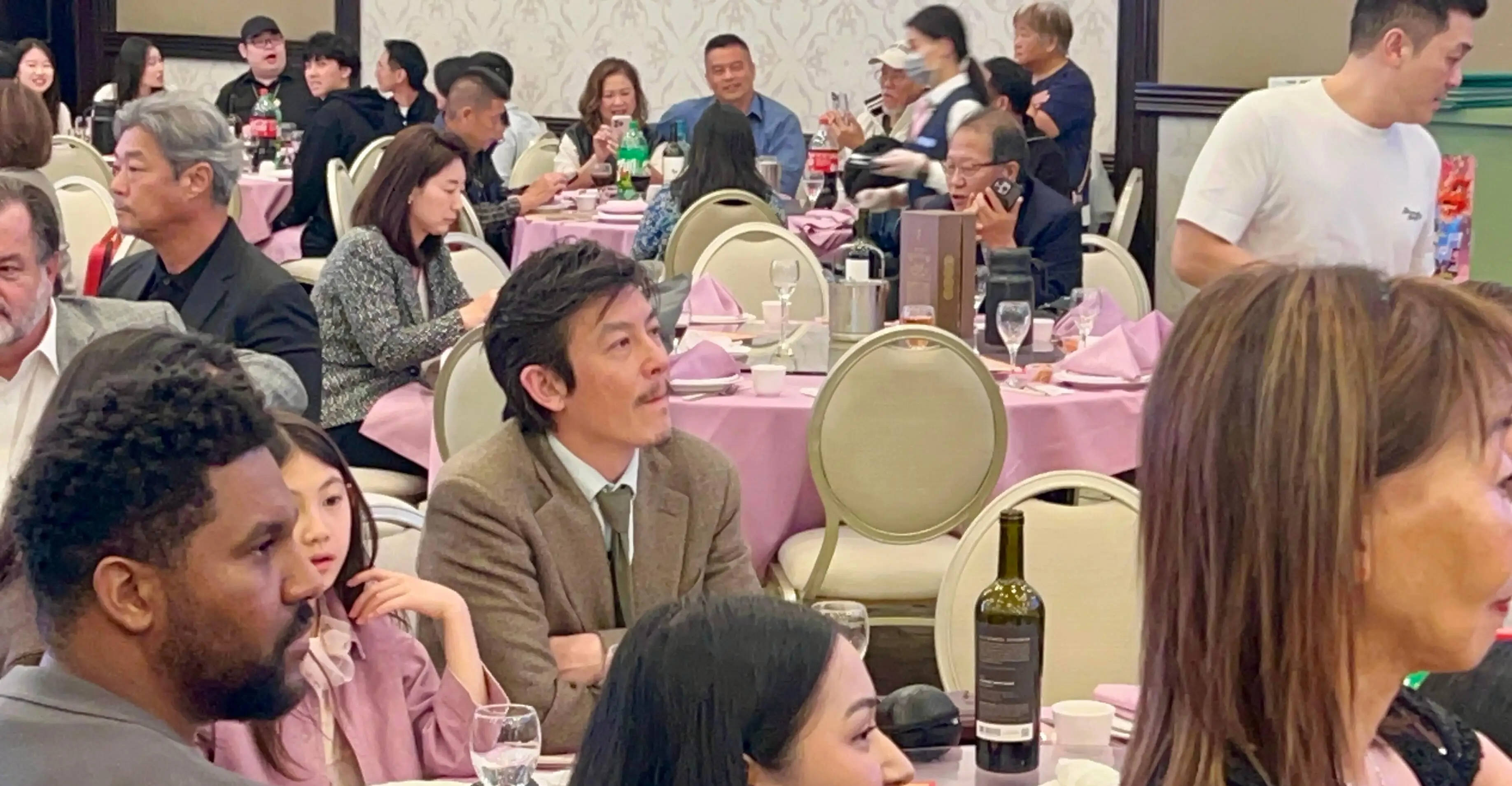 陈冠希一家三口洛杉矶参加婚礼 女儿长相甜美可爱